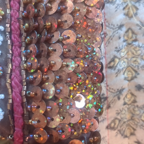 Beaded sequined clutch w hide and seek handle, goldtone snap closure/frame. - Picture 5 of 13